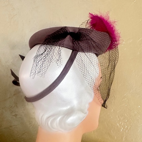 WONDROUS 1940s\' TAUPE FELT TILT HAT + MULTICOLORED STUDS, FEATHER & VEIL main image 7